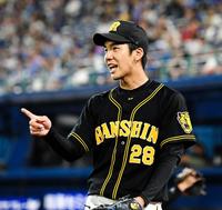 ７回、１失点にでピンチを切り抜けた阪神・小野泰己はベンチ前で野手陣を迎える＝横浜（撮影・田中太一）