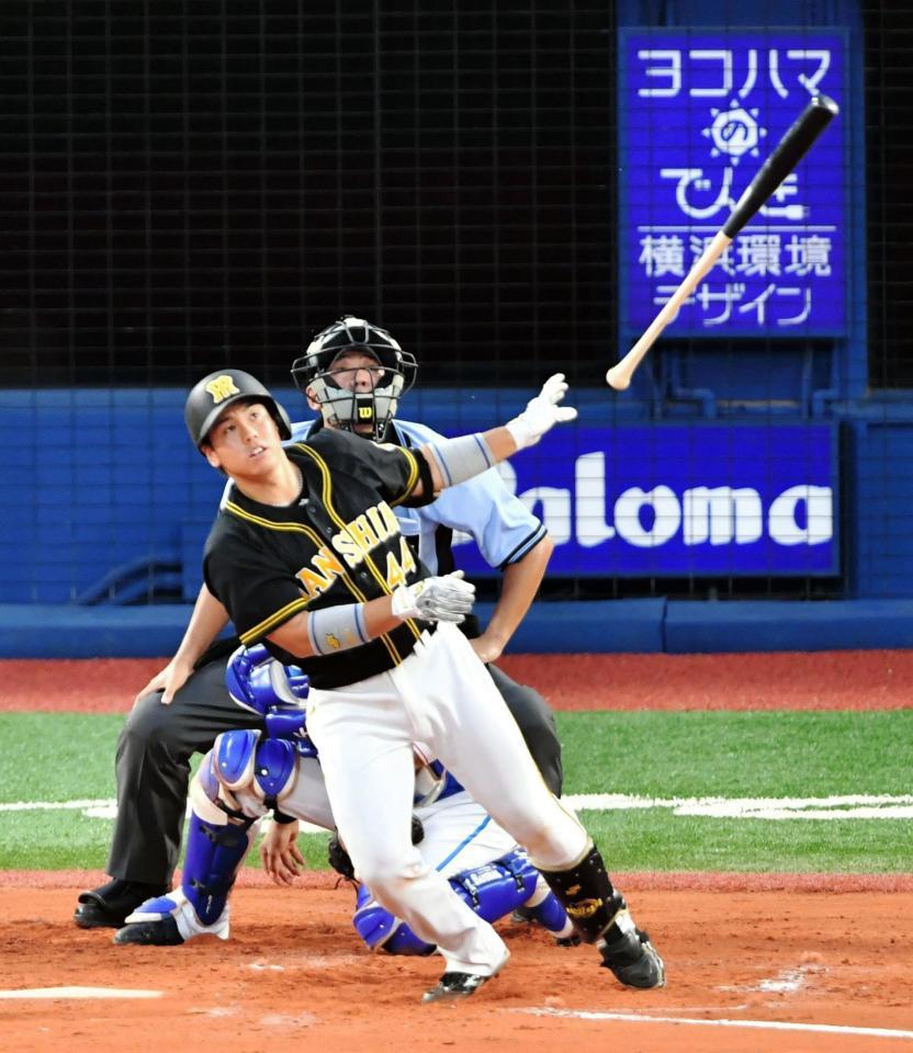 ２回、２ランを放つ阪神・梅野＝横浜スタジアム（撮影・西岡正）