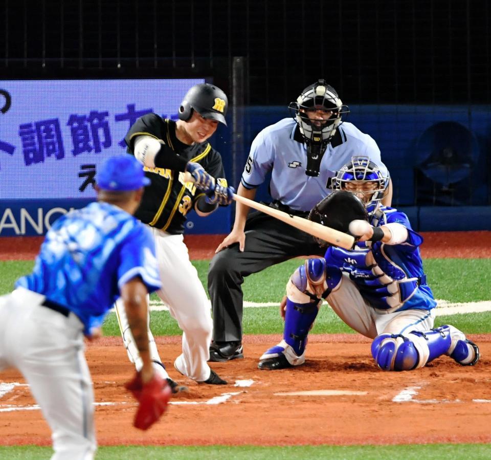 ６回阪神無死一、三塁、左へ適時二塁打を放つ阪神・糸原健斗＝横浜スタジアム（撮影・西岡正）