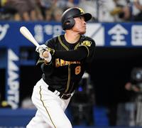 ４回、ソロを放つ阪神・福留孝介＝横浜スタジアム（撮影・棚橋慶太）