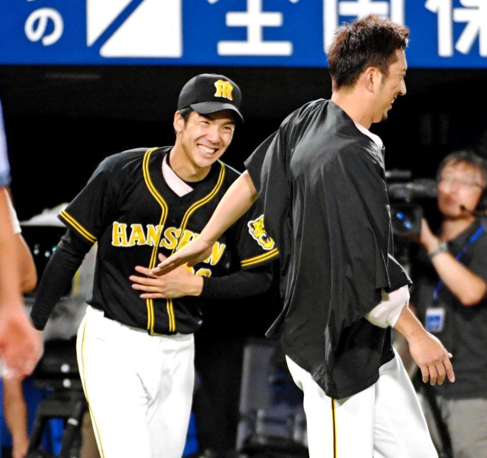 　試合後、藤川（右）から手荒い祝福を受け笑顔を見せる小野