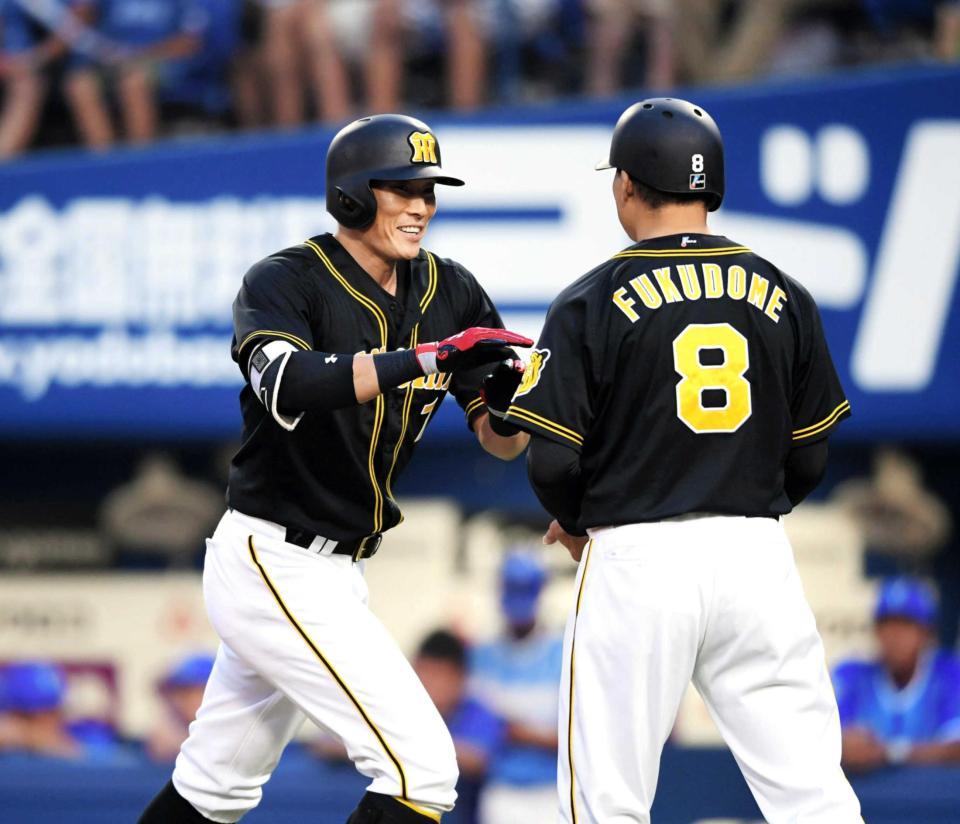 １回、福留に迎えられる糸井　