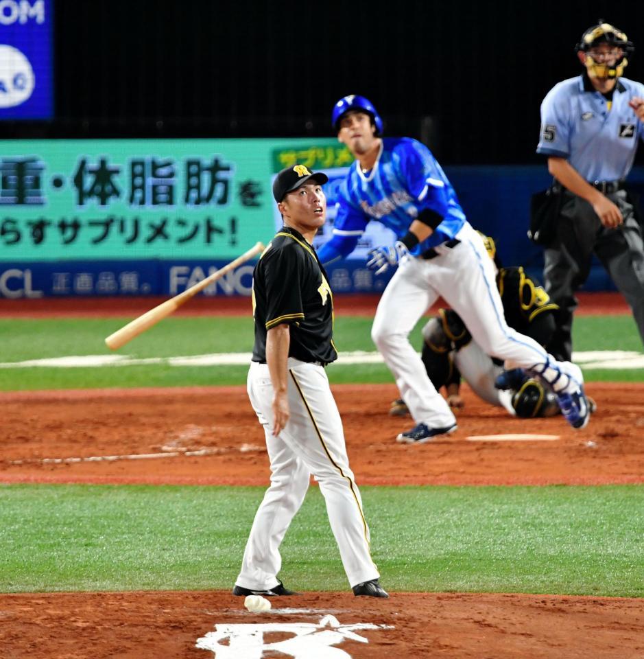 ３回、ソトに勝ち越しソロを浴びる馬場（手前）