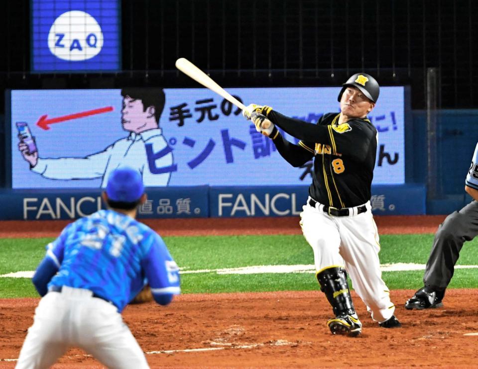 ４回、右翼にソロを放つ福留。投手・今永　