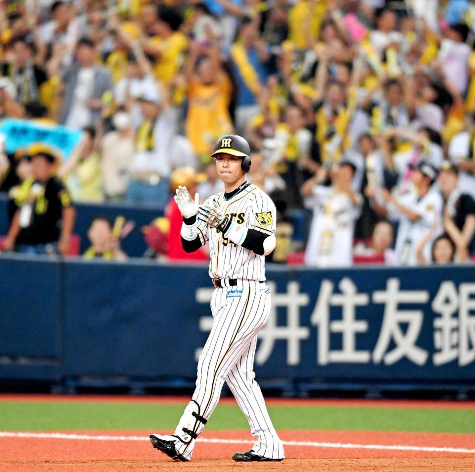 ８回、同点適時打を放ち、手を叩いて喜ぶ代打・原口（撮影・飯室逸平）　