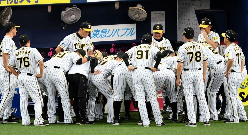 円陣を組む阪神・金本知憲監督（奥左）らナイン＝京セラドーム大阪