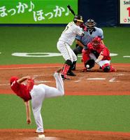 　５回、押し出し四球を選ぶ糸井（撮影・田中太一）