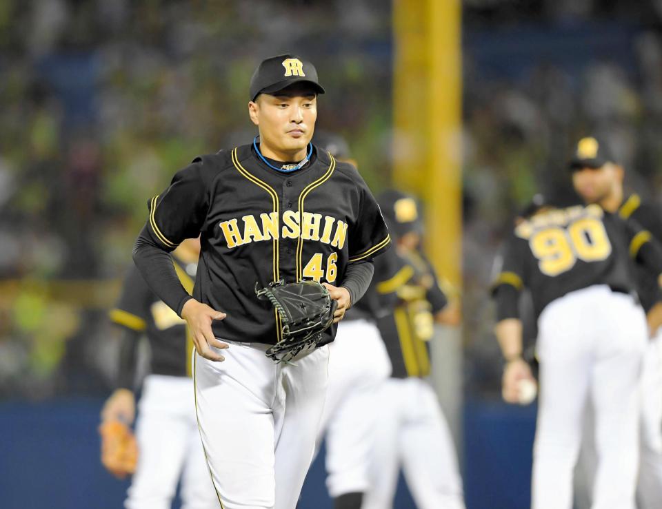 ５回途中、マウンドを降りる阪神・秋山拓巳＝神宮（撮影・高部洋祐）