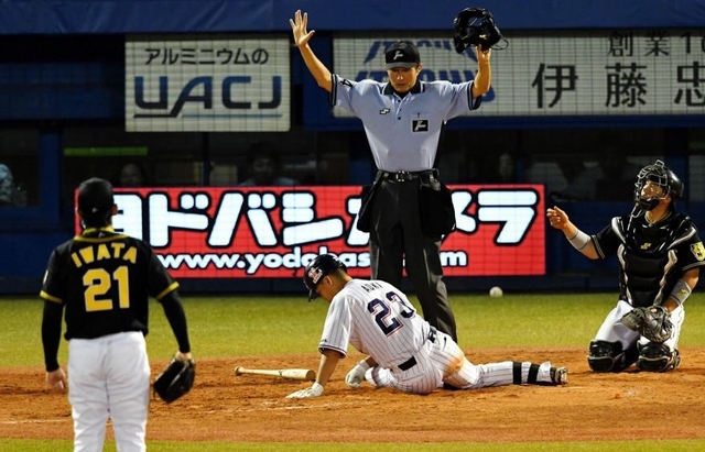 岩田が危険球退場　ヤクルト・青木への頭部死球　降板後、一挙４点失う