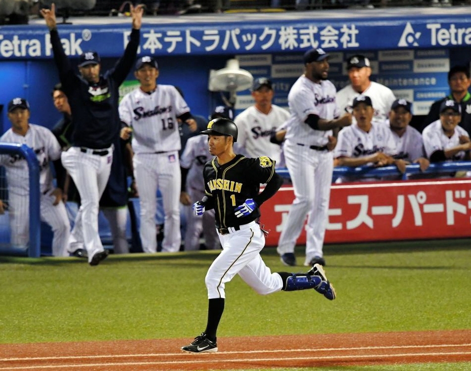 ９回阪神１死満塁、阪神・鳥谷敬（中央）は併殺に倒れ、試合終了となる＝神宮（撮影・出月俊成）