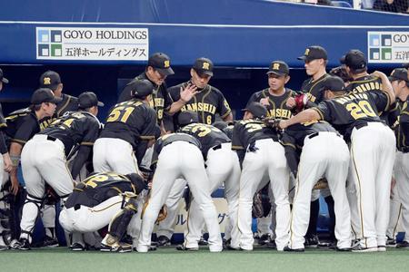 試合前、円陣を組むナインと阪神・金本知憲監督（中央右）＝ナゴヤドーム（撮影・田中太一）