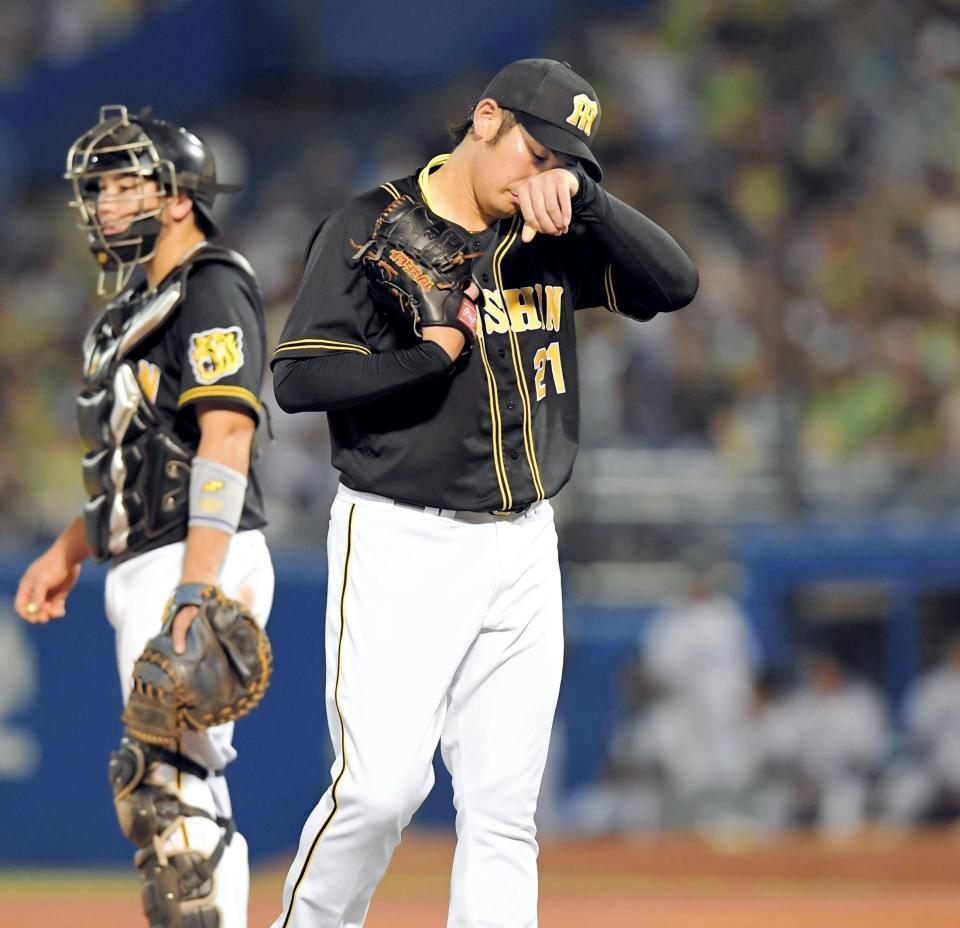 ヤクルト戦で３回、青木への死球が危険球となり、退場する岩田＝１９日