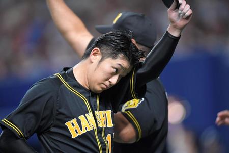 　３回、さらに１点を失い、汗を拭いながらベンチに戻る阪神・岩貞