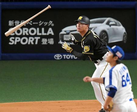 １回、先制の２ランを放つ阪神・福留。投手・中日・小熊＝ナゴヤドーム