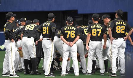 試合前、円陣を組む阪神ナイン＝ナゴヤドーム（撮影・北村雅宏）