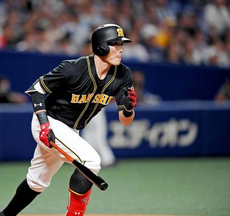 ５回、適時二塁打を放つ糸井（撮影・田中太一）