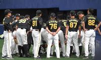 試合前、円陣を組む阪神ナイン＝ナゴヤドーム（撮影・北村雅宏）