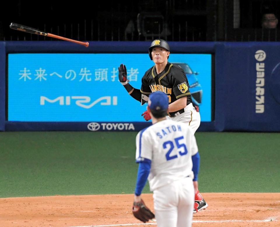 　９回、佐藤（手前）からソロを放つ糸井