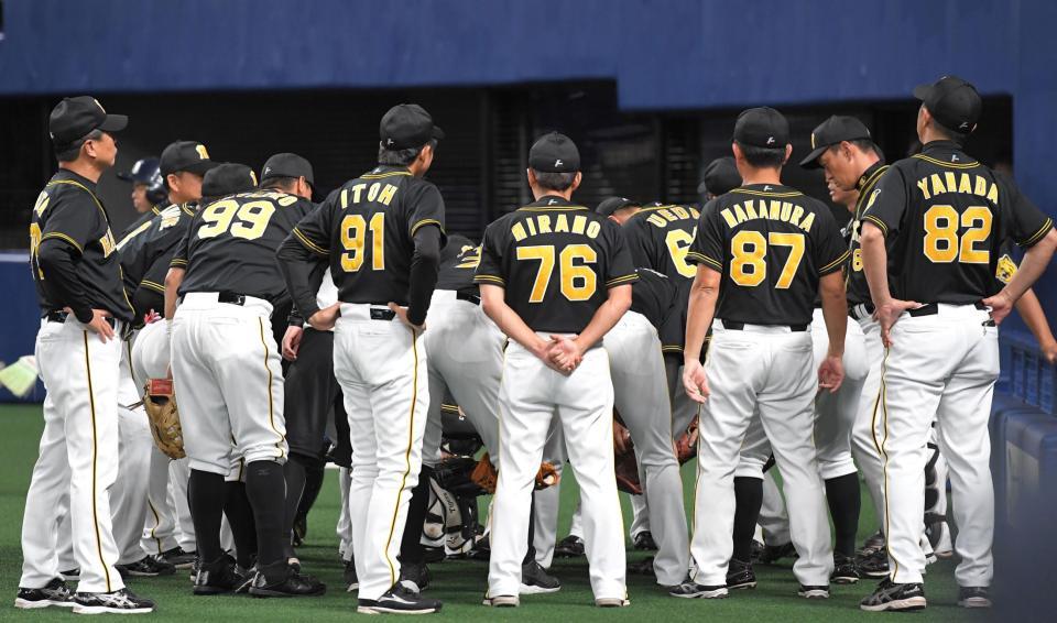 試合前、円陣を組む阪神ナイン＝ナゴヤドーム（撮影・北村雅宏）