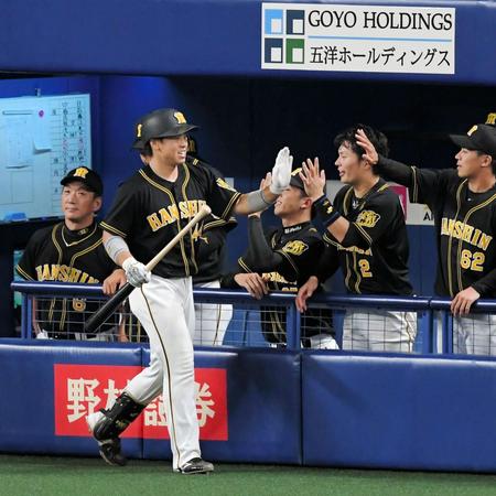 ６回、勝ち越しのスクイズを決め、ナインとタッチを交わす阪神・梅野隆太郎（手前）。左は阪神・金本知憲監督＝ナゴヤドーム（撮影・高部洋祐）