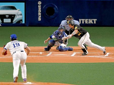 ６回、勝ち越しのスクイズを決める梅野。投手・吉見（撮影・高部洋祐）