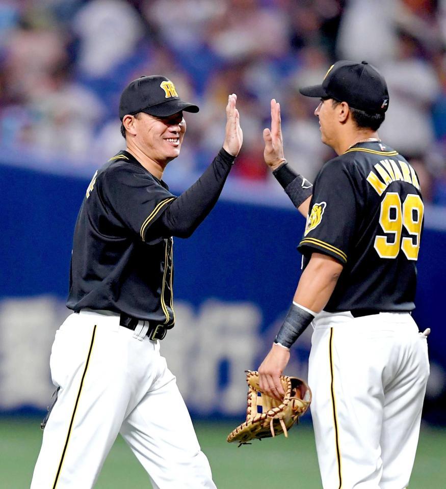 　ナバーロ（右）と勝利のタッチを交わす福留（撮影・北村雅宏）