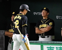 １回、ベンチから試合を見つめる金本監督。手前は空振り三振に倒れた北條＝東京ドーム（撮影・堀内翔）