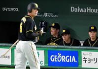 ８回ベンチで険しい表情の金本監督。左は左飛に倒れた代打福留＝東京ドーム（撮影・堀内翔）