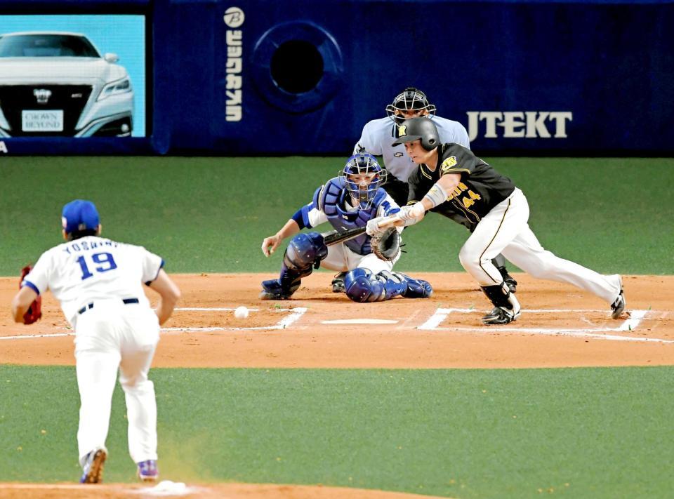 　６回、勝ち越しのスクイズを決める梅野（撮影・高部洋祐）