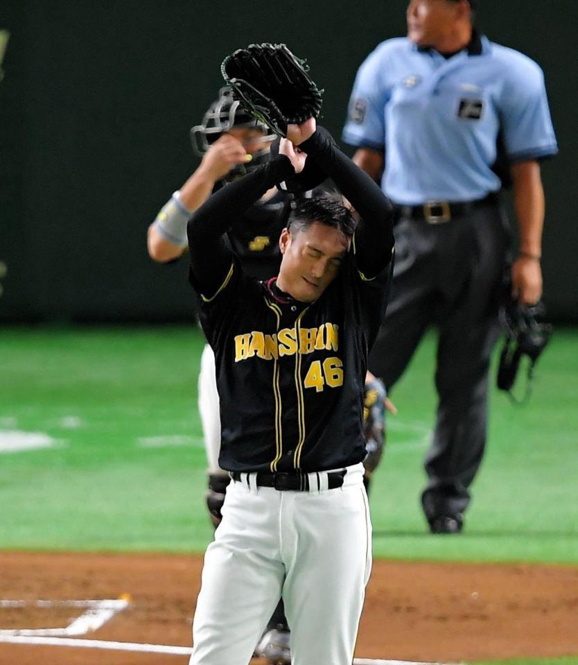 ２回、巨人・阿部に中前打を打たれ汗を拭う阪神・秋山＝東京ドーム（撮影・堀内翔）