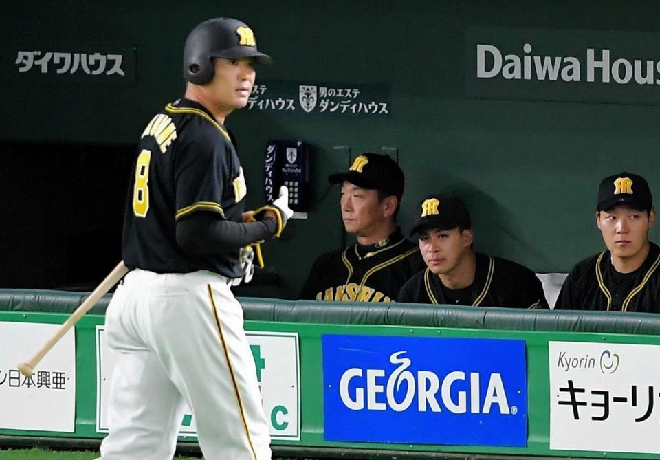 ８回ベンチで険しい表情の金本監督。左は左飛に倒れた代打福留＝東京ドーム（撮影・堀内翔）
