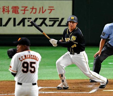 　６回、代打・ナバーロが中前打を放つ