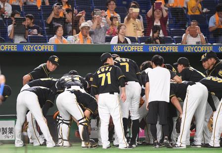 試合前、円陣の輪に加わる阪神・金本知憲監督（左端）＝東京ドーム（撮影・金田祐二）