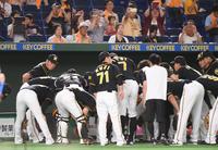 試合前、円陣の輪に加わる阪神・金本知憲監督（左端）＝東京ドーム（撮影・金田祐二）