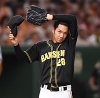 ４回巨人打線につかまり、汗をぬぐう阪神・小野泰己＝東京ドーム（撮影・金田祐二）