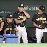 巨人・菅野智之を攻略できずベンチで厳しい表情の阪神・金本知憲監督＝東京ドーム（撮影・金田祐二）