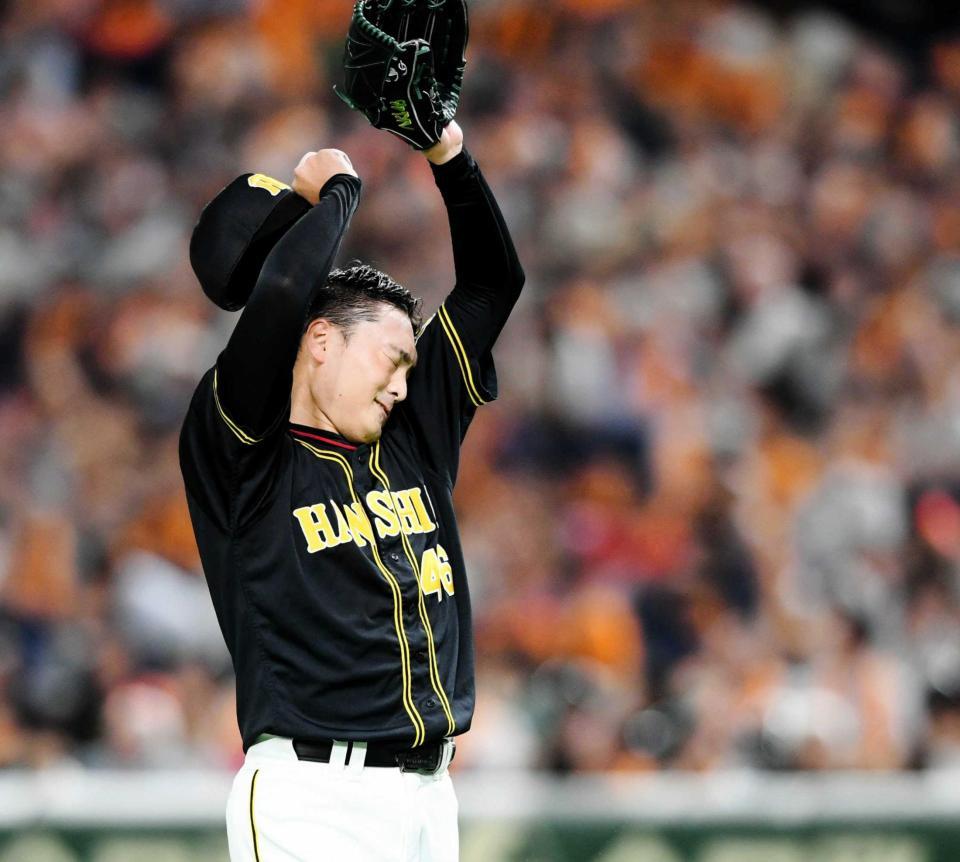 　２回、山本に押し出し四球を与え、苦しげな表情を見せる秋山