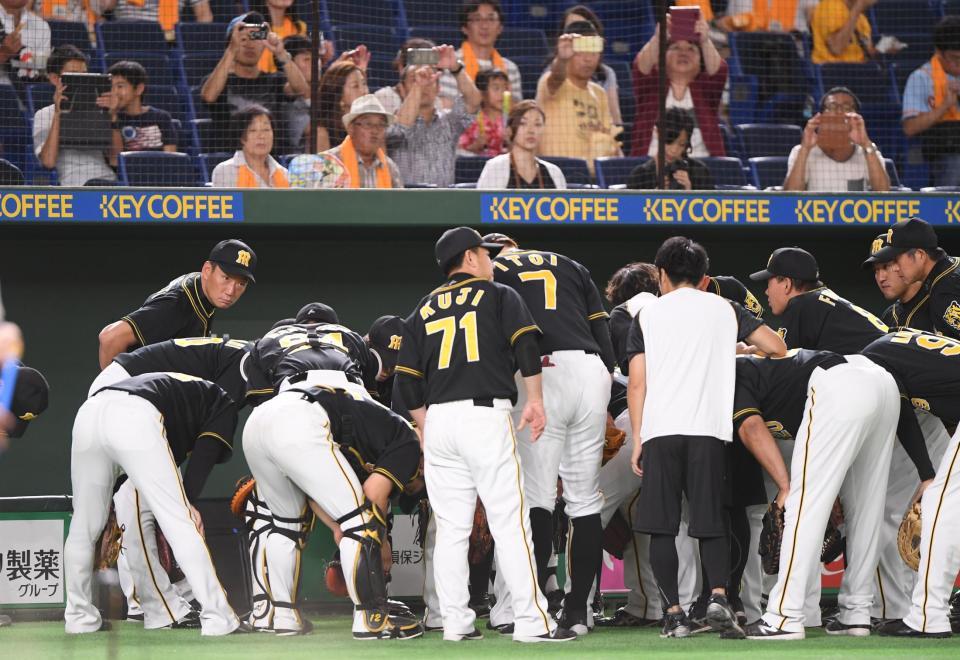 試合前、円陣の輪に加わる阪神・金本知憲監督（左端）＝東京ドーム（撮影・金田祐二）