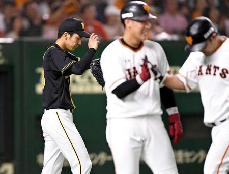 　４回、長野に２点二塁打を浴び、うなだれる小野（左）