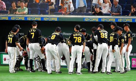 試合前に円陣を組む阪神ナイン＝東京ドーム（撮影・堀内翔）