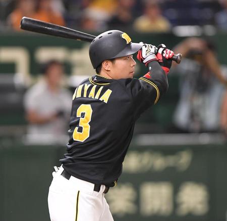 ３回阪神２死満塁、中越えに２点適時二塁打を放つ阪神・大山悠輔＝東京ドーム（撮影・金田祐二）