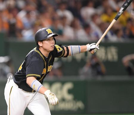 ４回阪神無死、右越えソロを放つ阪神・梅野隆太郎＝東京ドーム（撮影・金田祐二）
