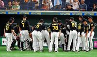 試合前に円陣を組む阪神ナイン＝東京ドーム（撮影・堀内翔）