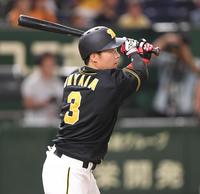 ３回阪神２死満塁、中越えに２点適時二塁打を放つ阪神・大山悠輔＝東京ドーム（撮影・金田祐二）