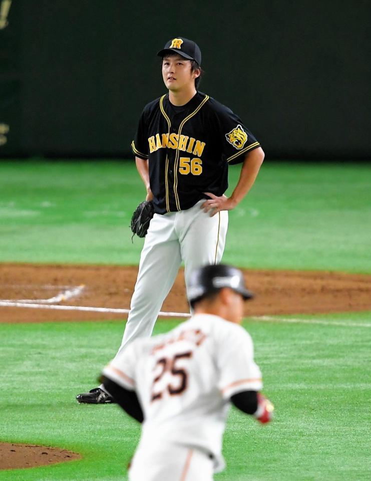 ３回、巨人・岡本に勝ち越しとなる２ランを浴びる阪神・飯田＝東京ドーム（撮影・堀内翔）