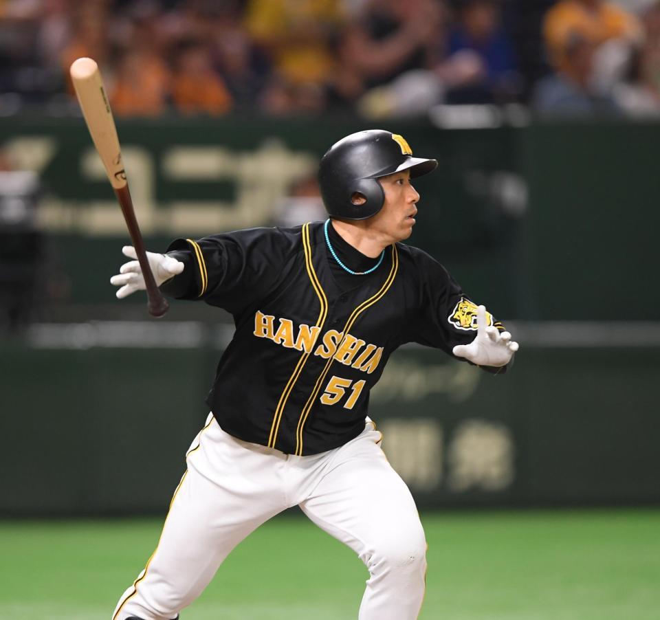 ８回阪神２死一、二塁、右越えに逆転２点適時三塁打を放つ＝東京ドーム（撮影・金田祐二）