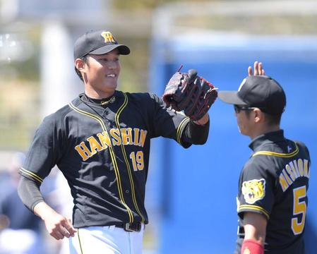 ２回終了後、ピンチ切り抜け西岡（右）とタッチを交わす藤浪　