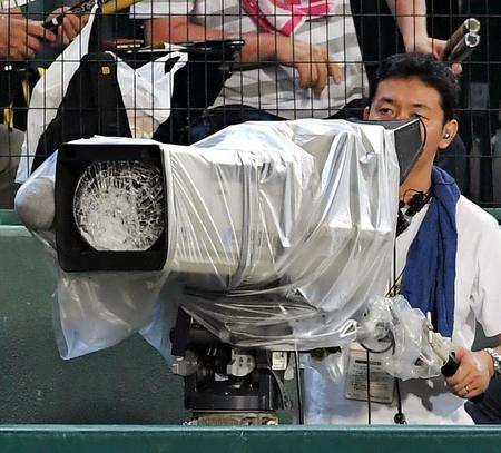 ５回、岩貞の打球を受け、レンズが壊れたテレビカメラ（撮影・高部洋祐）
