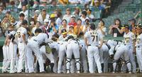 試合前、円陣を組む阪神ナイン＝甲子園（撮影・北村雅宏）