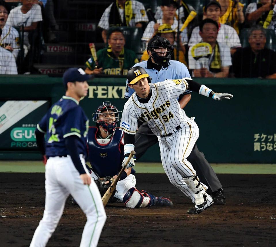 ９回、代打・原口は左前打を放つ　